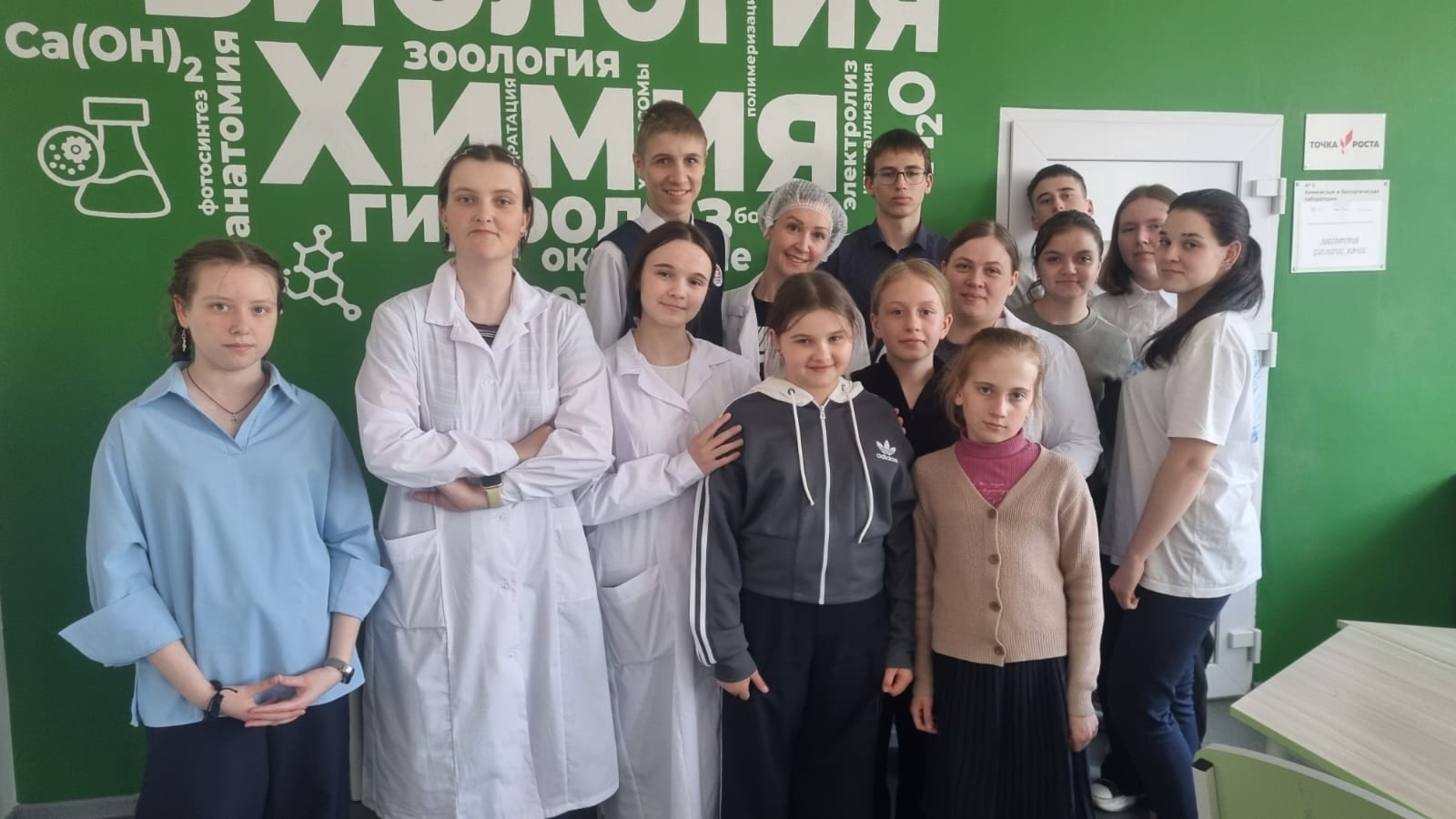 9 апреля в МБОУ «Петровская СОШ № 2» на базе «Точка роста» в рамках кружка «Экомир» ребята провели химический анализ образцов молока и кисломолочных продуктов «Лузинская крыночка», а также домашнего молока.
